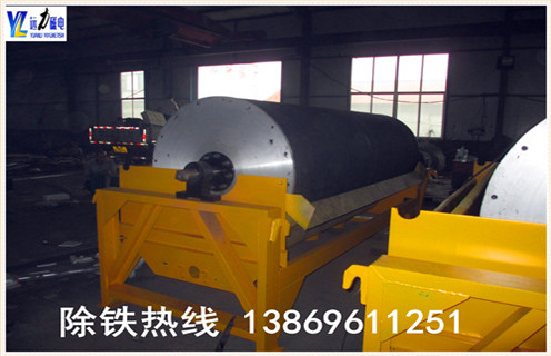 2.永磁筒式磁選機(jī)在使用過程中的注意事項(xiàng) 2.1.磁選機(jī)在開車前應(yīng)注意檢查電源線路.傳動裝置.軸承的潤滑系統(tǒng)和設(shè)備周圍情況,確認(rèn)正常無障礙物后方能開車; 2.2.設(shè)備的開車應(yīng)按一定的順序進(jìn)行.一般來說開車按工藝過程從后往前開,停車則相反; 2.3.開車時,先打開設(shè)備各部水管,排礦口開始應(yīng)小些,然后給礦,并逐步調(diào)整到正常操作; 2.4.干式磁選機(jī)設(shè)備全部停車時,應(yīng)先與水泵管理人員聯(lián)系,然后停止給礦,再逐漸關(guān)閉水門和排礦口;若不逐漸關(guān)閉水門,則可能造成水泵崩壞.局部停車亦應(yīng)事先聯(lián)系,以便確定水泵開動臺數(shù);